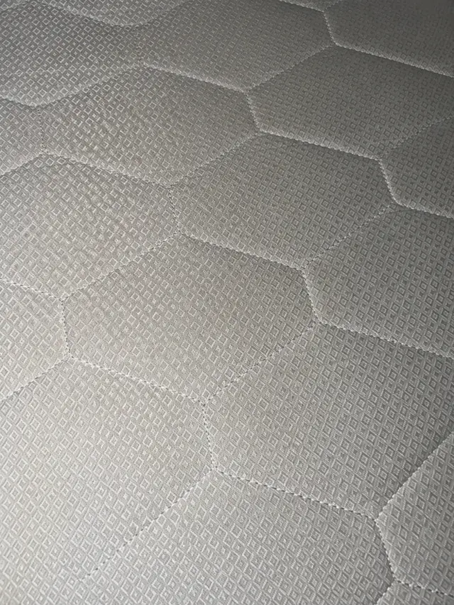 Husă de saltea cu model hexagonal după curățare